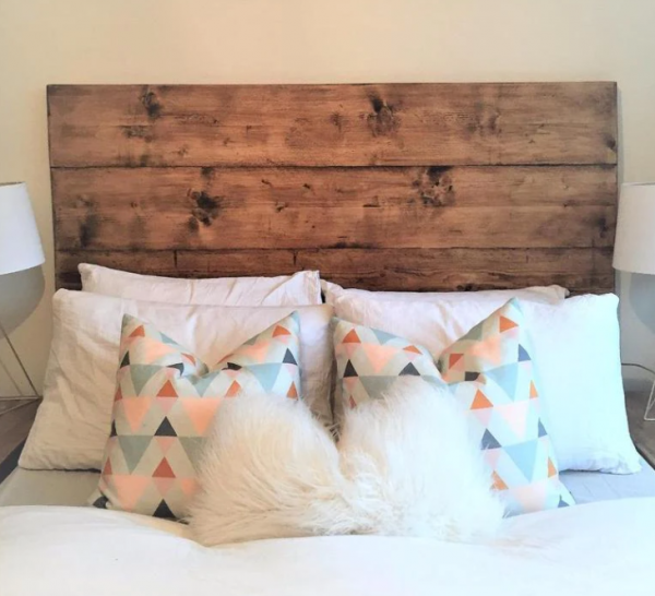Tempat Tidur dengan Headboard Papan Papan Kayu Kasar